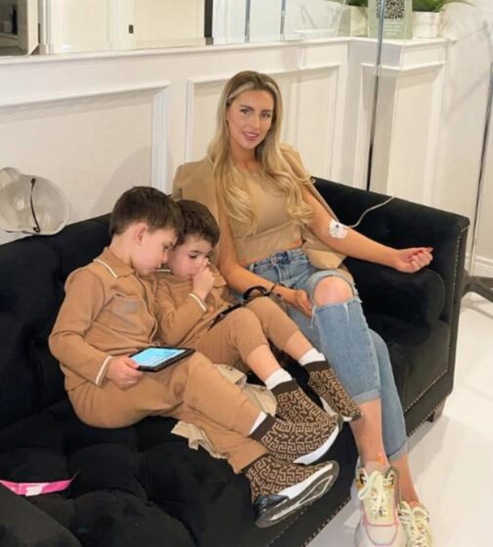 Mikaela Mekolum sa sinovima