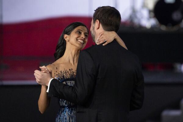 Malo je falilo da zaseni Melaniju Tramp: Druga dama SAD zablistala na inauguraciji, pazite šta je obukla (VIDEO)