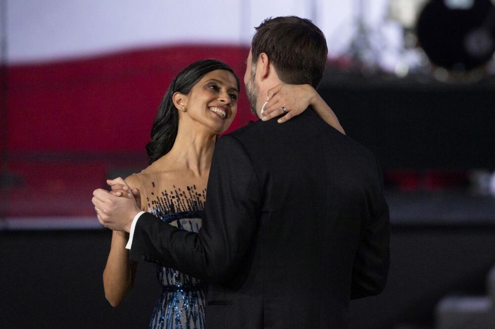 Šamar za potpredsednika Amerike: Nakon što ga je Tramp prozivao zbog čarapa, doživeo je novi blam i to pred ženom!