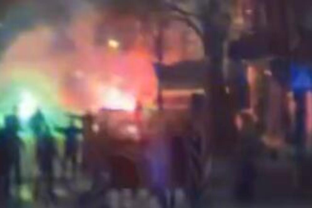 Poznato kako je počeo haos između navijača Crvene zvezde i PSV-a (Video/Foto)