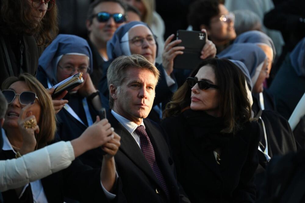 "Unajmio sam prostitutku da me...": Princ izneo svu intimu u javnost, ceo svet ostao u šoku nakon što je... (FOTO)