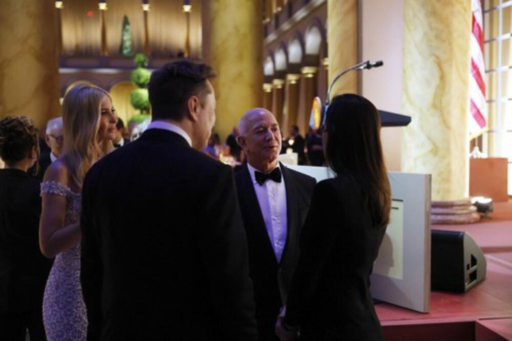 ZAR JE PRISTOJNO DA OVO OBUČE ĆERKA PREDSEDNIKA? Ivanka šokirala narod u providnoj haljini - SVE SE OCRTALO, ŽENO!