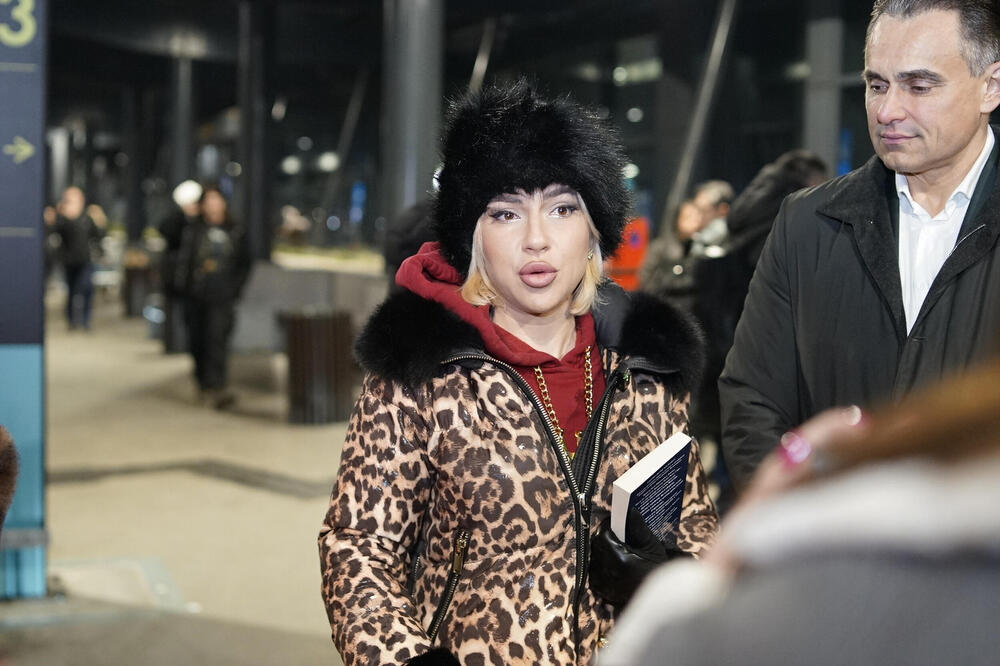 "Laviću, stiže lavica kraljica" Jovana Jeremić stigla u Srbiju, plače nasred aerodroma i ne pušta Dragana