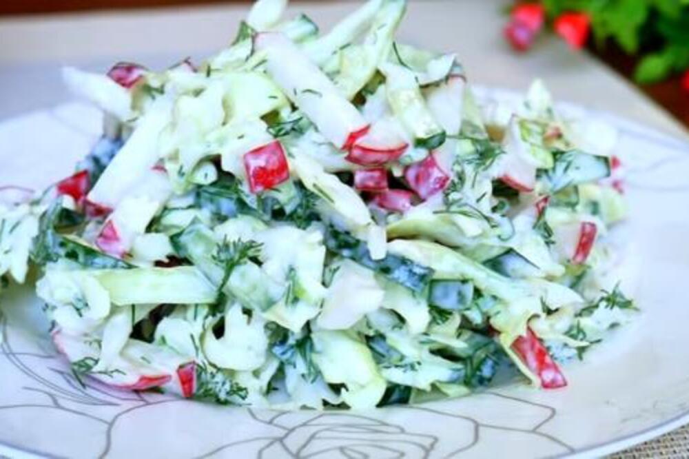 Kupus salata za Svetog Savu koja odlično ide uz meso! Sprema se drugačije, kremasta je i osvežavajuća (RECEPT)