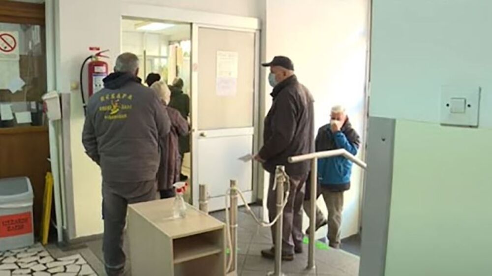 Ljudi čekaju na pregled u domu zdravlja