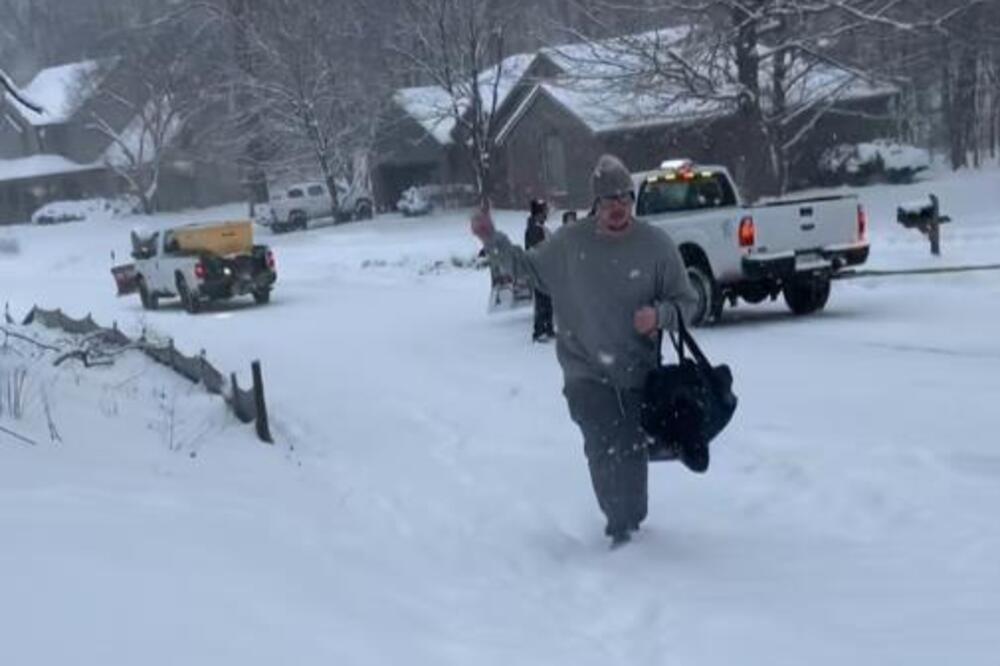Dostavljač dobio 25.000 evra bakšiša: Probio se kroz sneg da bi dostavio hranu, a onda mu je on promenio život!