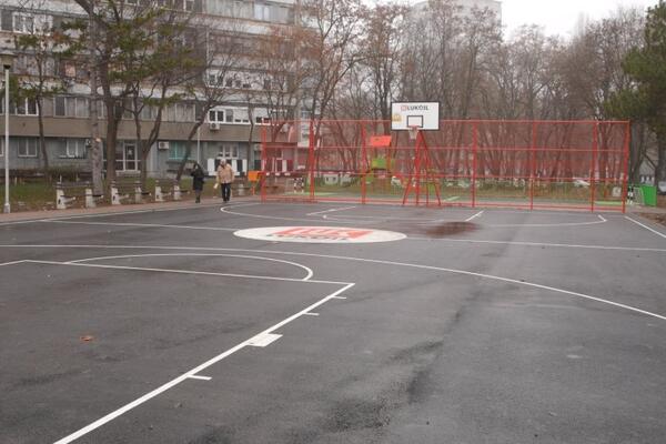 Obnovljeno igralište u ovom delu Beograda: Najveći obim radova izveden je na košarkaškom terenu (FOTO)