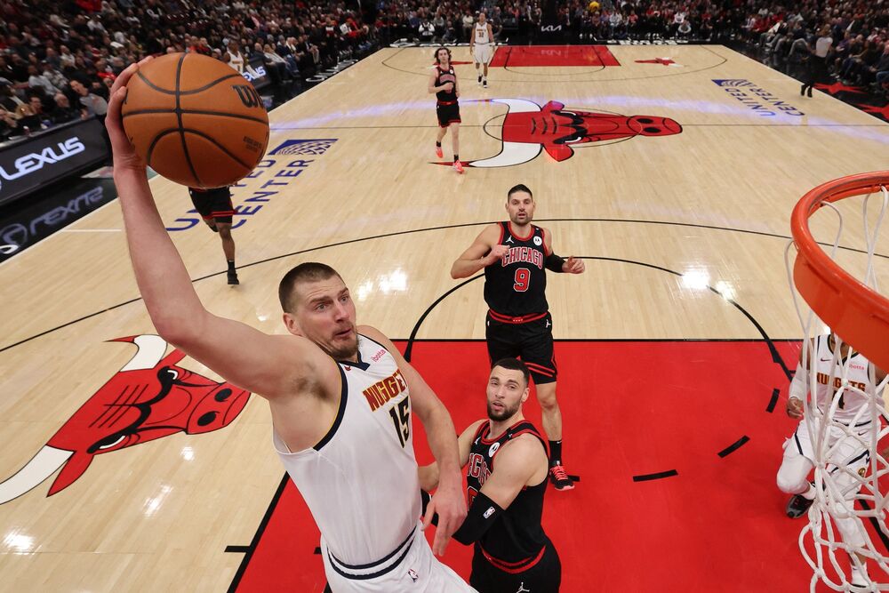 Nikola Jokić na utakmici Čikago Bulsa i Denver Nagetsa