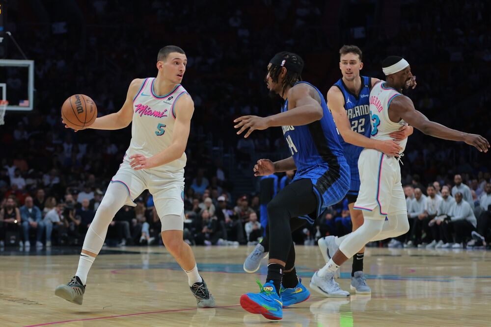 Nikola Jović (levo) na utakmici Majami Hita i Orlando Medžika