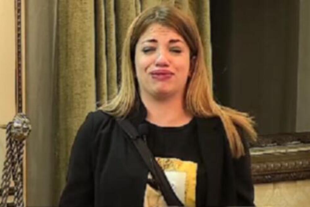 "Hteo je da mi ubije majku i baku, a pištolj sam...": Stravična ispovest rijaliti učesnice ledi krv, zanemećete