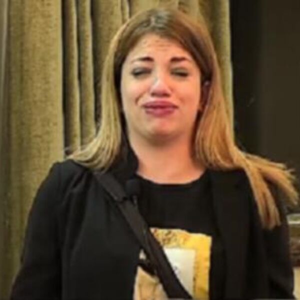 "Hteo je da mi ubije majku i baku, a pištolj sam...": Stravična ispovest rijaliti učesnice ledi krv, zanemećete