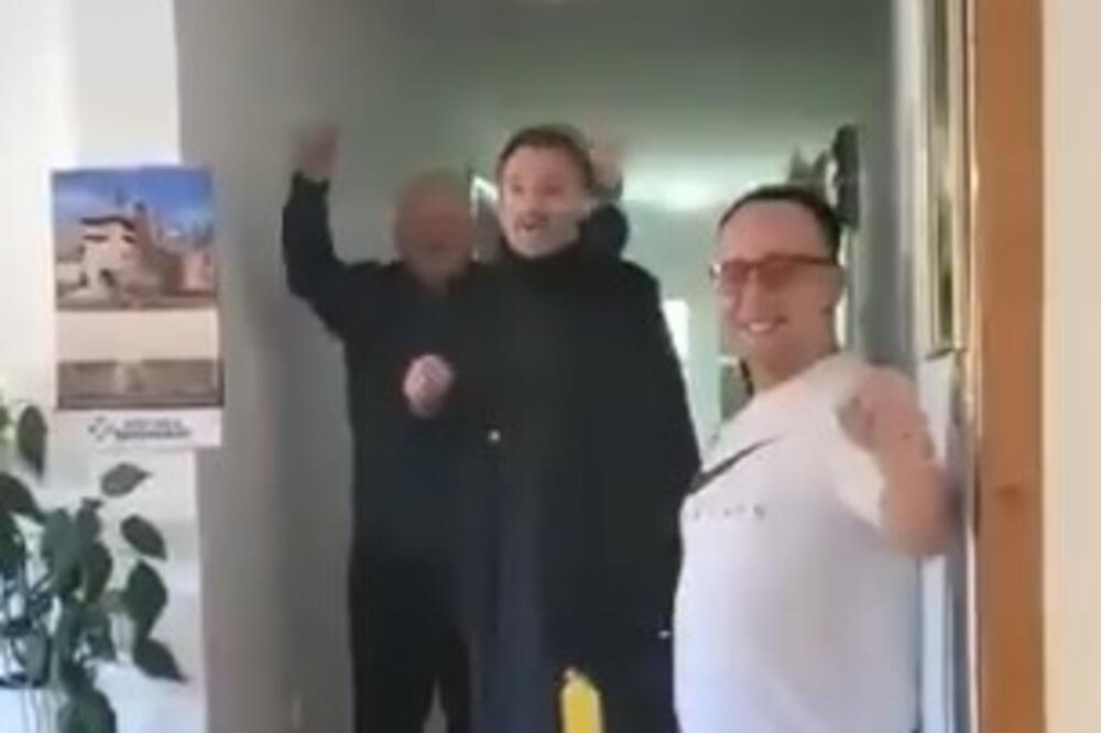 Snimak sveštenika i domaćina sa slave zapalio društvene mreže: Navijačka pesma se orila kućom! (VIDEO)