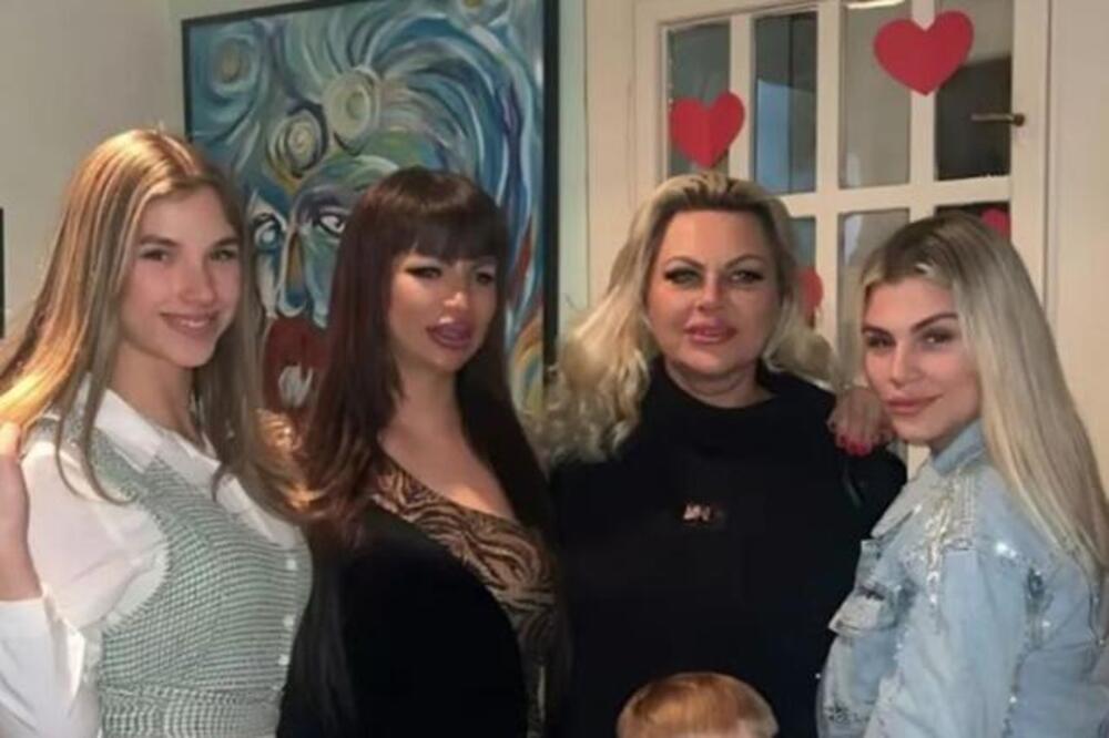 Ovako sada izgleda Marija Kulić posle borbe sa kancerom! Pored nje ćerke i unuk, svi gledaju u njeno lice