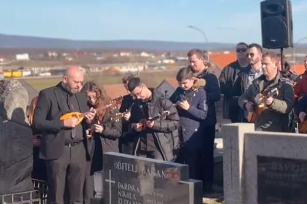 Sahranjen pevač Ćira! Ispratilo ga preko 20 tamburaša, žena stoji nad kovčegom, osvanuli snimci sa groblja