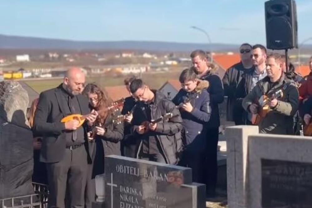 Sahranjen pevač Ćira! Ispratilo ga preko 20 tamburaša, žena stoji nad kovčegom, osvanuli snimci sa groblja