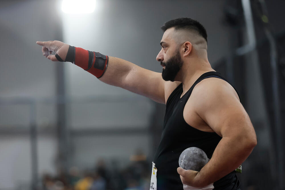 Emotivno: Asmir Kolašinac pred svojim navijačima otišao u penziju!