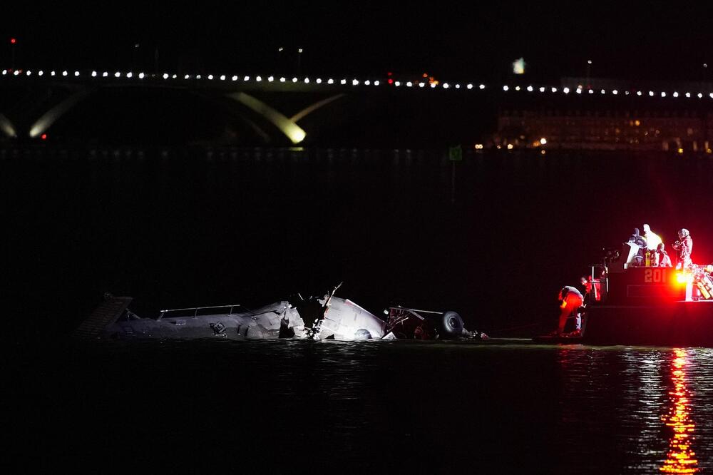 "Da li vidite putnički avion"? Evo šta je kontrola leta pitala pilota "blek hoka" manje od 30 sekundi pre sudara!