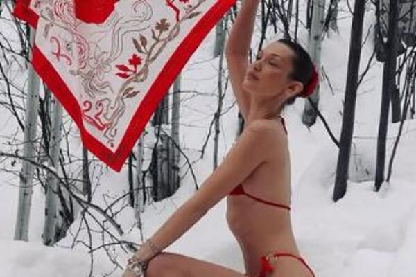 Golotinjom izašla na sneg, pa ga skroz otopila! Skinula se pa krenula da pravi poze, a kad se okrenula - šok