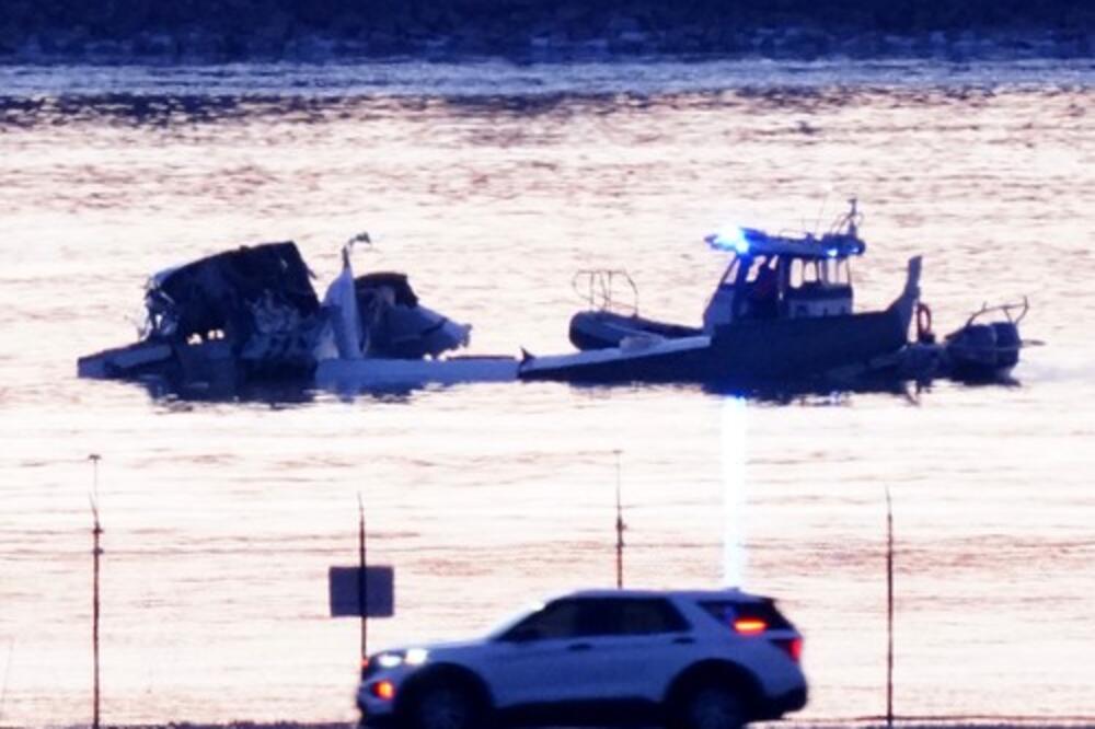 „Nema preživelih“: Spasioci do sad izvukli 27 tela iz aviona i jedno iz helikoptera nakon sudara u Vašingtonu