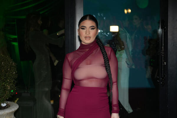 Koleginica joj došla bez gaća, a ona pokazala donji veš! Došla sva u providnom, pa zabezeknula narod