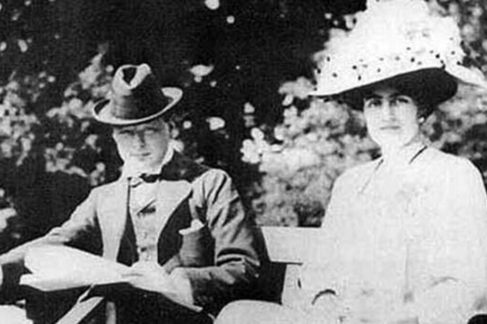 Oko političara su 2 lepotice vodile rat: On se oženio, a ona je skočila u provaliju, a ubrzo ga je stigla kletva!