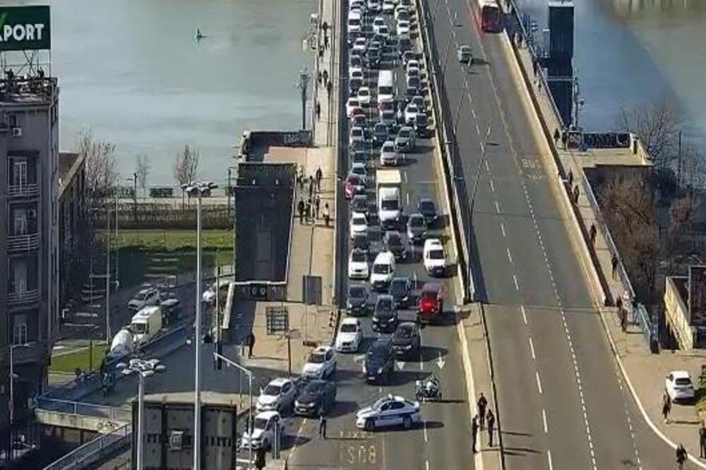 Usporen saobraćaj preko Brankovog mosta u smeru ka gradu, gužva i na Gazeli: Ovo je jedini način da prođete! FOTO