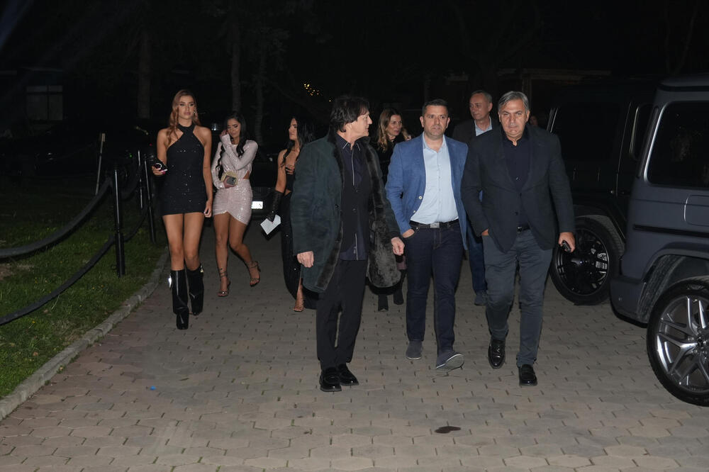 Ko je devojka od koje se Čola nije odvajao celu noć? Mamila poglede u uskoj haljini, pravi je šok o kome je reč