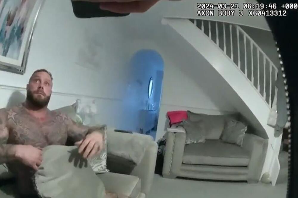 Tetovirana zver razgoračenih očiju u boksericama: Ovo je momenat kad je uhapšen džinovski šef mafije! (VIDEO)