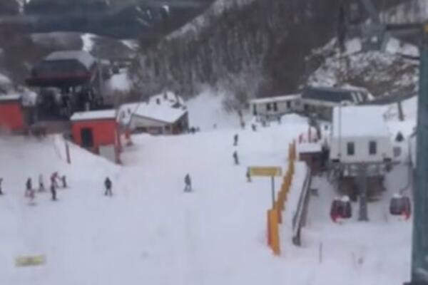 Haos u popularnom skijalištu: Gradonačelnik hoće da pošalje vojsku, stiglo 230 autobusa, ljudi idu i padaju VIDEO