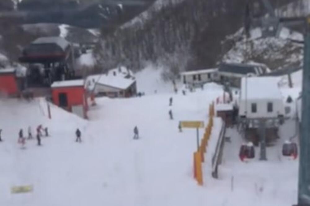 Haos u popularnom skijalištu: Gradonačelnik hoće da pošalje vojsku, stiglo 230 autobusa, ljudi idu i padaju VIDEO