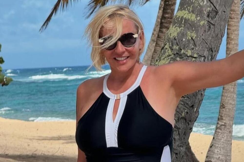 Ima 58 godina i telo ko devojčica: Fatalna plavuša izdominirala u bikiniju, Ana još jednom zadala domaći mnogima