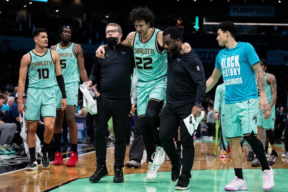 Jeziva povreda Vasilija Micića! Šokirani Jokić odmah dotrčao do saigrača iz reprezentacije (Video)