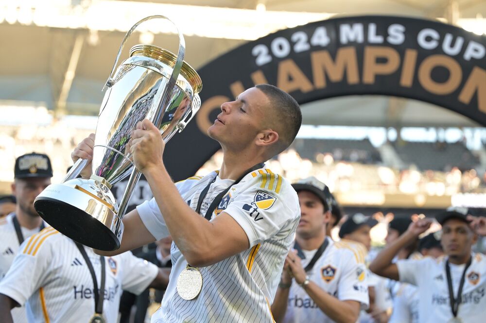Dejan Joveljić sa titulom u dresu Los Anđeles Galaksija