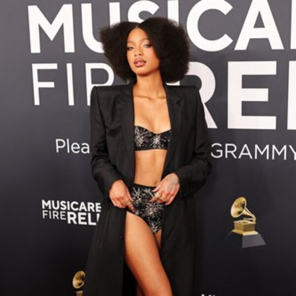 Zar je zaboravila da se obuče? Na dodelu došla samo u donjem vešu, a u ustima drži šokantnu stvar