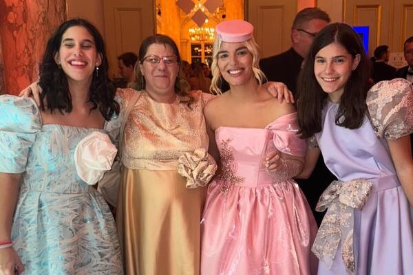 Mlada Srpkinja oduševila na Svetosavskom balu u Beču: Đurđa kreirala haljine za samohranu majku i njena 3 ćerke