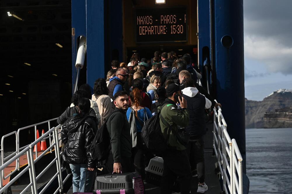 Agonija na Santoriniju se nastavlja: Zakrčeni putevi ka glavnoj luci, stanovnici masovno napuštaju ostrvo (VIDEO)