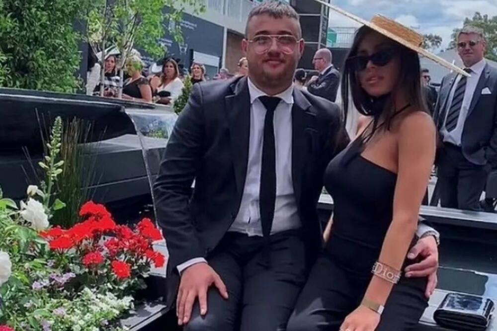 Biznismen ne odustaje od nje i pored drugog muža: Još uvek drži njenu sliku iako se ponižava i ide gola po gradu