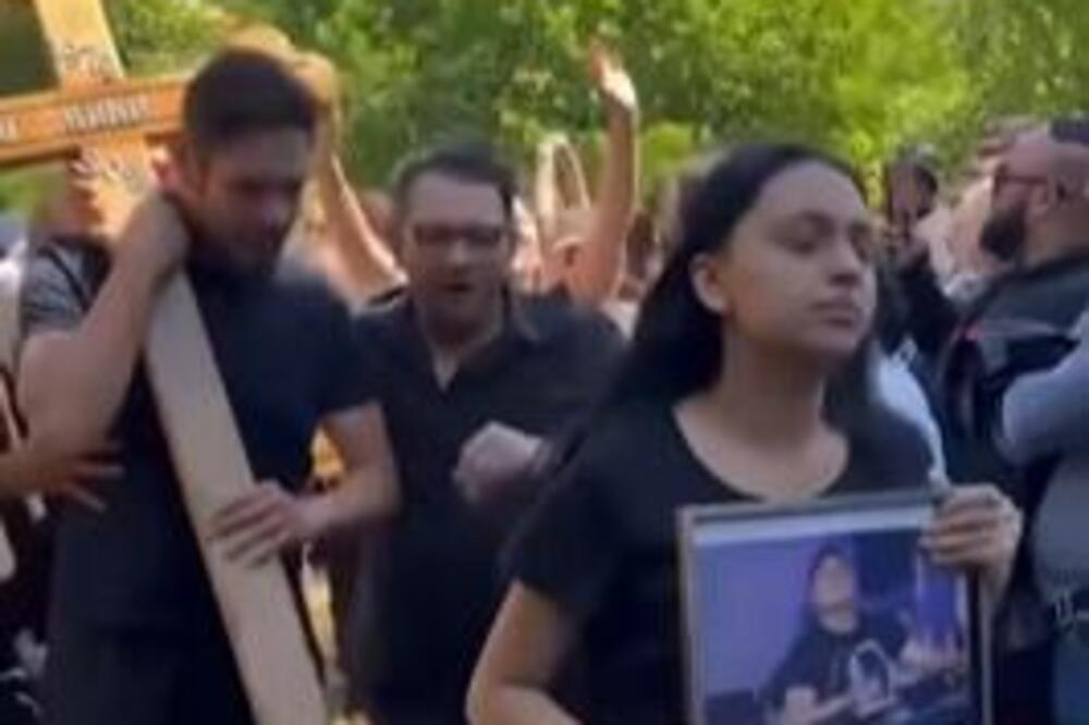 Snimak sa romske sahrane prenerazio Srbiju! Pogledajte kako ispraćaju pokojnika, malo suze brišu malo igraju