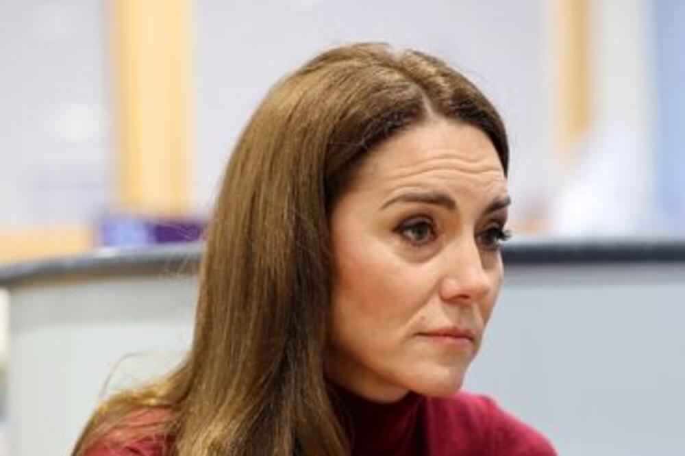 Da li ovaj snimak potvrđuje crne slutnje? Kejt nosi kesu na stomaku zbog raka? Svi gledaju i vide isto