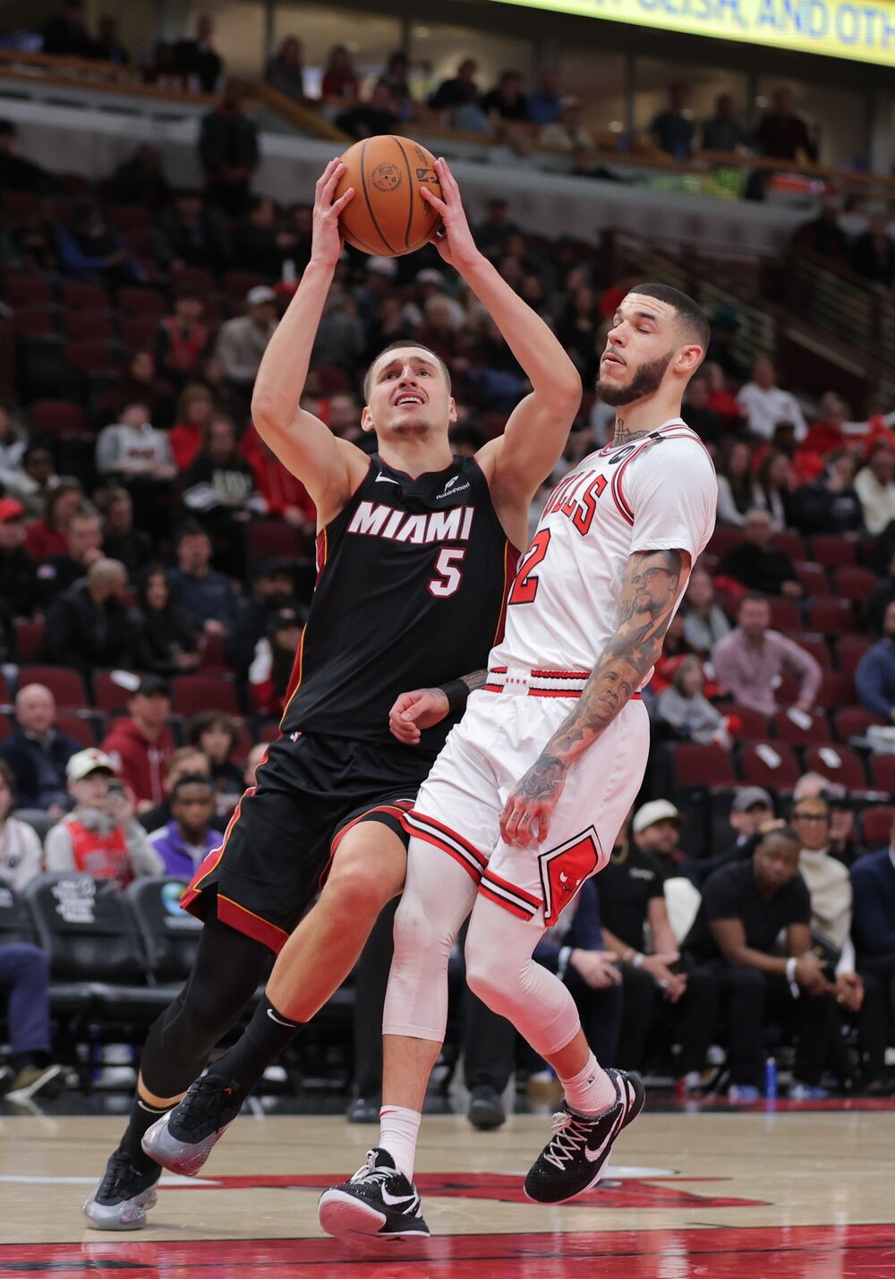 Nikola Jović (levo) na utakmici Čikago Bulsa i Majami Hita