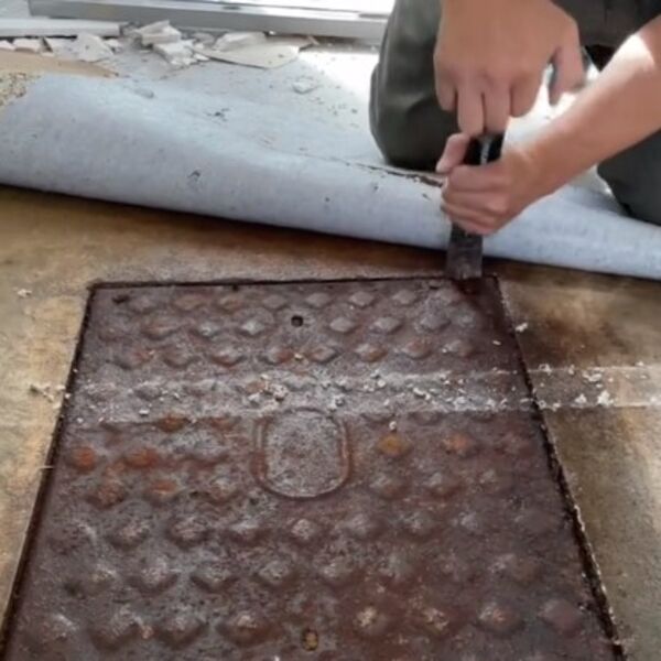 Mesecima osećali neprijatan miris u staroj kući, a onda je usledio šok: Kad sklonili tepih, imali su šta da vide!