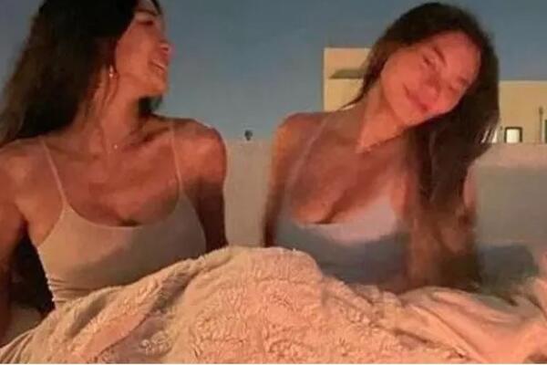 Ne zna se koja je bolja, a ni ko je majka a ko ćerka: Vrele crnke osvajaju muška srca, a evo koliko imaju godina