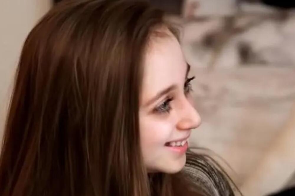 Devojka zarobljena u telu deteta od 8 godina: Ljudi iskolače oči kad je vide, a posebno zapaze 1 detalj, au čoveče