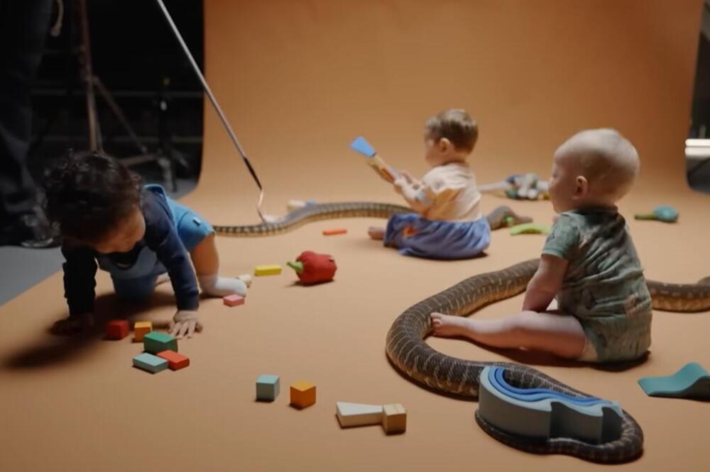 Pustili zmije među bebe, zabrinuti roditelji gledali bez daha: Deca se igrala na podu, a onda su gmizavci...(VIDEO)