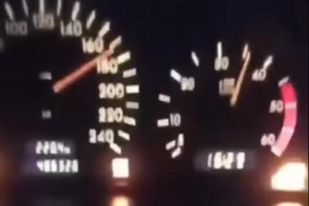 Zbog ovog snimka je umalo poginuo! Bahati vozač držao lajv pa se slupao, jeziva stvar kruži mrežama