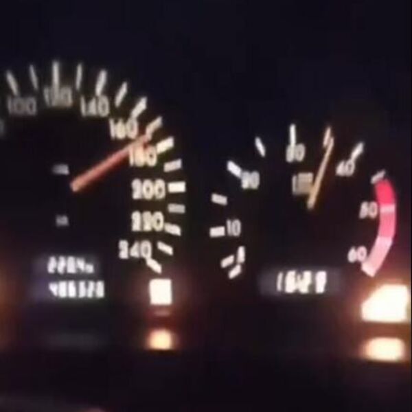 Zbog ovog snimka je umalo poginuo! Bahati vozač držao lajv pa se slupao, jeziva stvar kruži mrežama