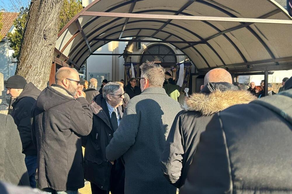 Jedva hoda, pridržavaju je da ne padne: Potresne slike sa sahrane sina Mire Banjac, glumica u očajnom stanju