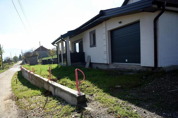 Ovu kuću je izgradio poznati par! Nakon sramne prevare OSTALA JE NAPUŠTENA! Uložili brdo novca, a niko ne živi tu