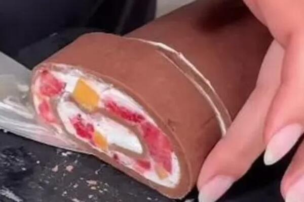 Ovu čokoladnu roladu uopšte ne morate peći, a fantazija je! Kad čujete koliko traje priprema, izneverovaćete