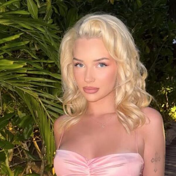 Plavuša imala trojku sa dečkom i najboljom drugaricom pa se gorko pokajala: Izašla iz sobe, a oni su onda...